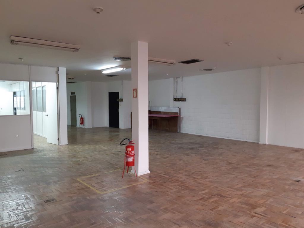 EXCELENTE CONJUNTO COMERCIAL COM VAGA DE ESTACIONAMENTO