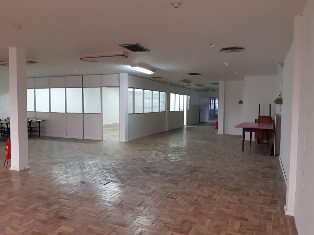 EXCELENTE CONJUNTO COMERCIAL COM VAGA DE ESTACIONAMENTO