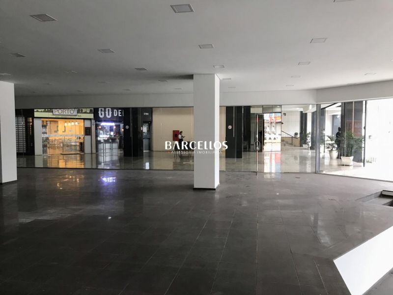 Loja com 2 banheiros e 400m² para alugar no bairro Boa Vista, Porto Alegre