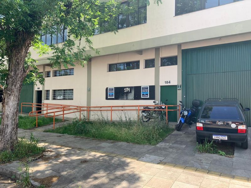 Depósito com 3 banheiros e 430m² para alugar no bairro Anchieta, Porto Alegre
