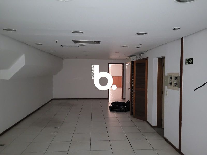 Conjunto com 2 banheiros e 300m² à venda no bairro Centro, Porto Alegre