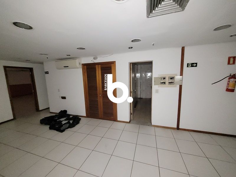 Conjunto com 2 banheiros e 300m² à venda no bairro Centro, Porto Alegre