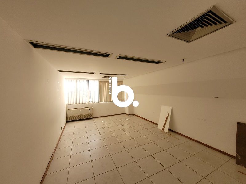 Conjunto com 2 banheiros e 300m² à venda no bairro Centro, Porto Alegre