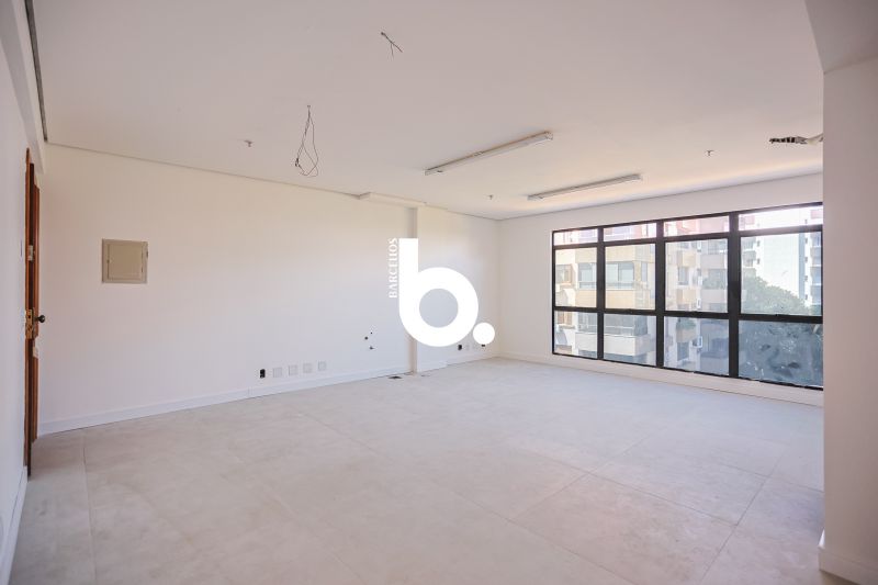 Sala com 2 banheiros e 100m² para alugar no bairro Auxiliadora, Porto Alegre