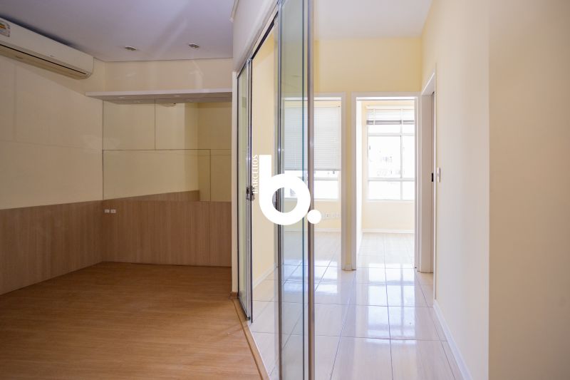 Sala com 2 banheiros e 45m² para alugar no bairro Centro Historico, Porto Alegre