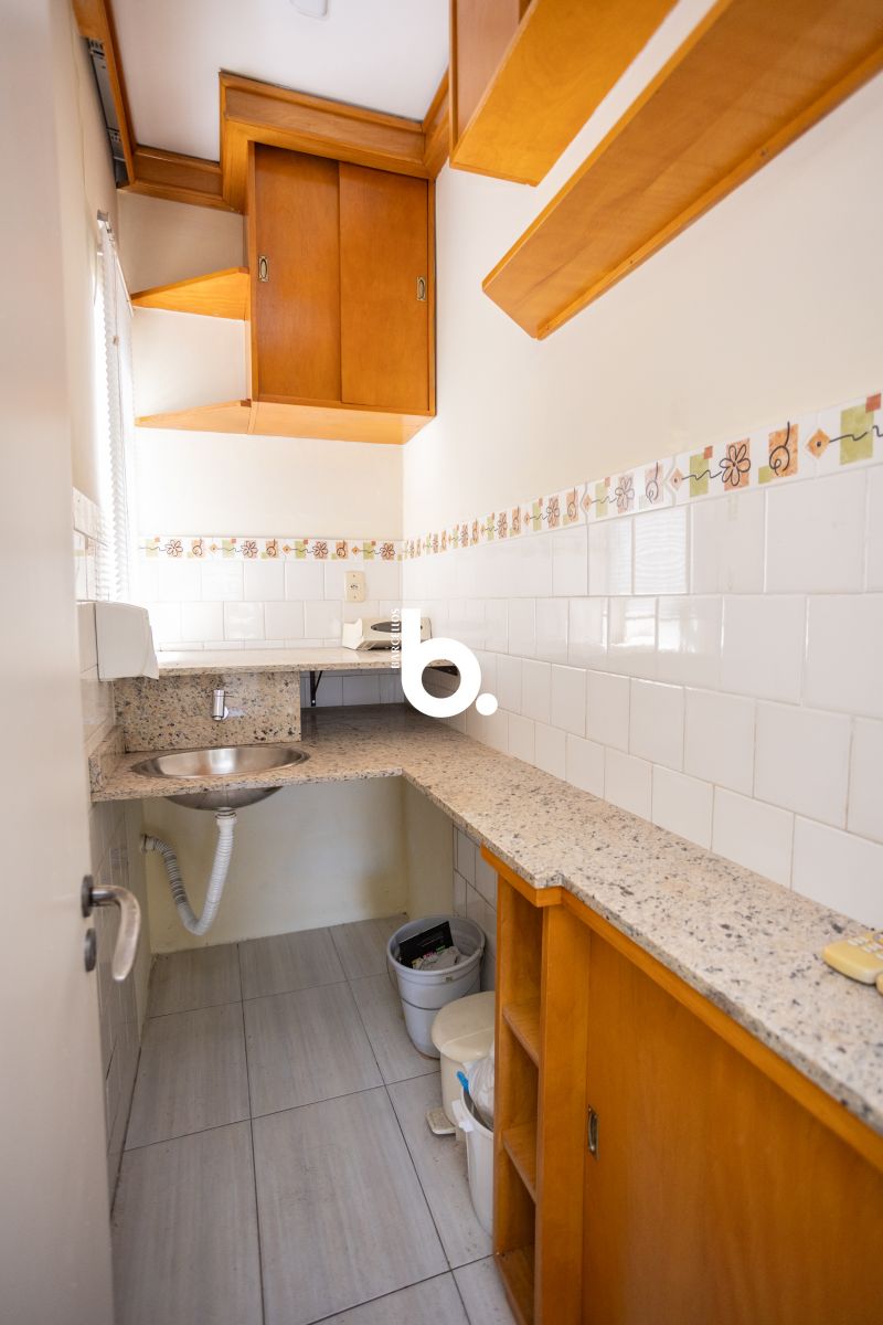 Sala com 2 banheiros e 45m² para alugar no bairro Centro Historico, Porto Alegre