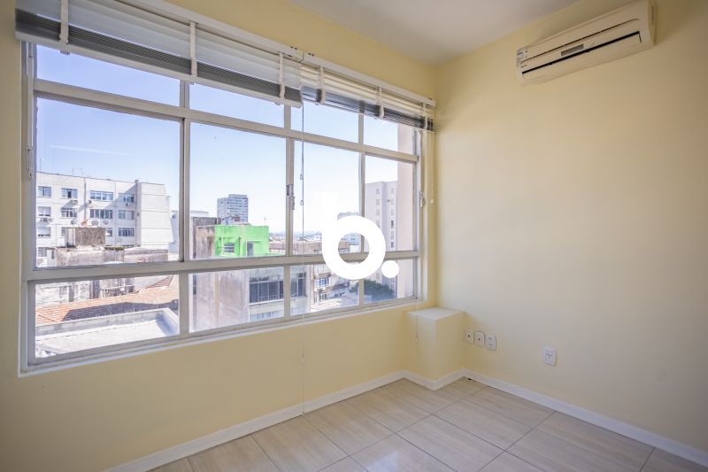 Sala com 2 banheiros e 45m² para alugar no bairro Centro Historico, Porto Alegre