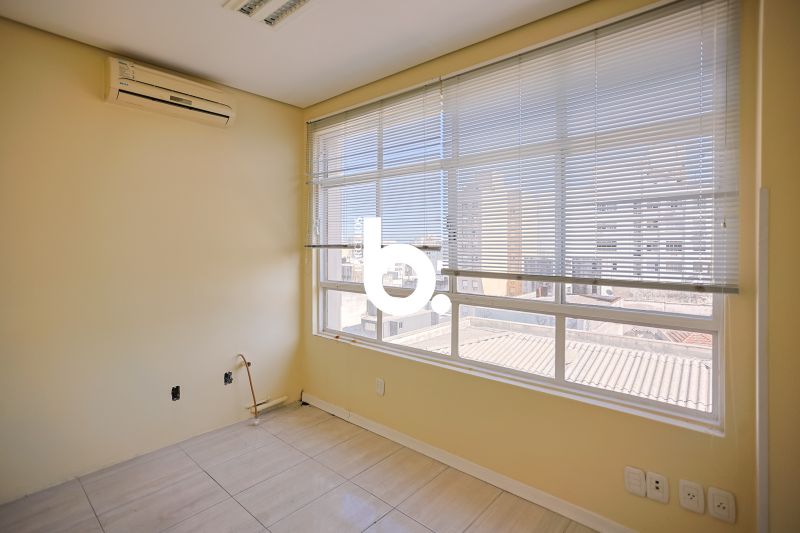 Sala com 2 banheiros e 45m² para alugar no bairro Centro Historico, Porto Alegre