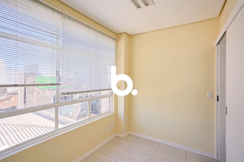 Sala com 2 banheiros e 45m² para alugar no bairro Centro Historico, Porto Alegre