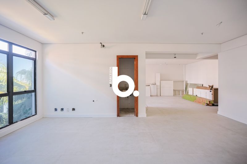 Sala com 2 banheiros e 100m² para alugar no bairro Auxiliadora, Porto Alegre