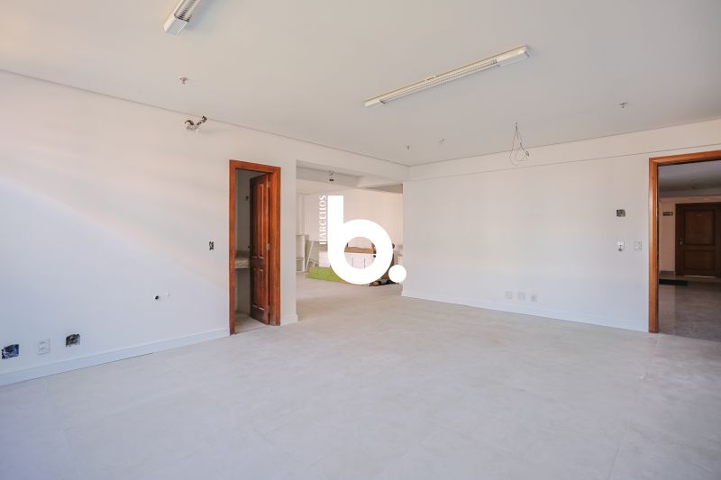 Sala com 2 banheiros e 100m² para alugar no bairro Auxiliadora, Porto Alegre