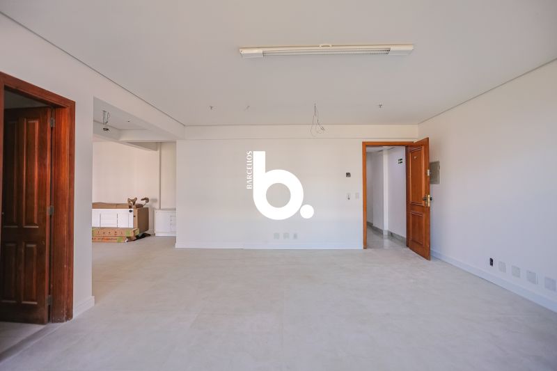 Sala com 2 banheiros e 100m² para alugar no bairro Auxiliadora, Porto Alegre