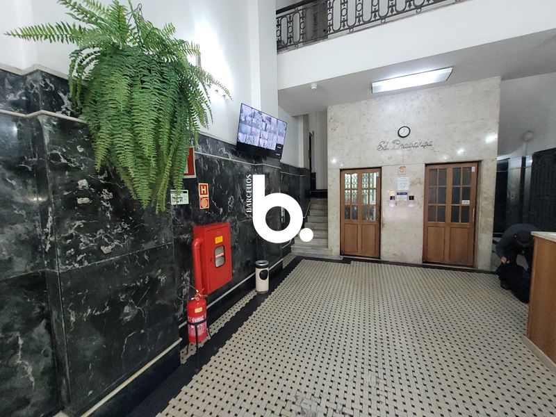 Ampla sala na Marechal Floriano Peixoto, quase esquina Rua dos Andradas.
