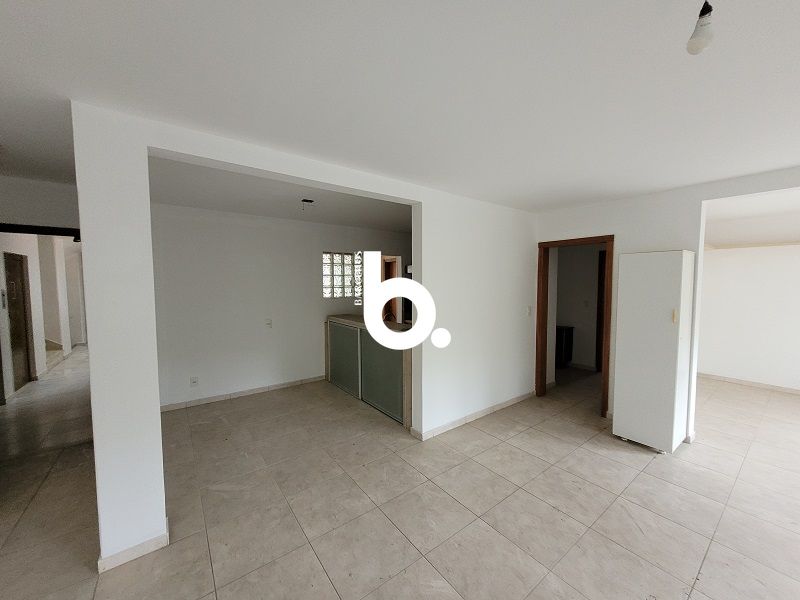 Apartamento amplo com 122 m²,2D sendo 1 suíte, 2 vagas e excelente padrão no Mont'Serrat