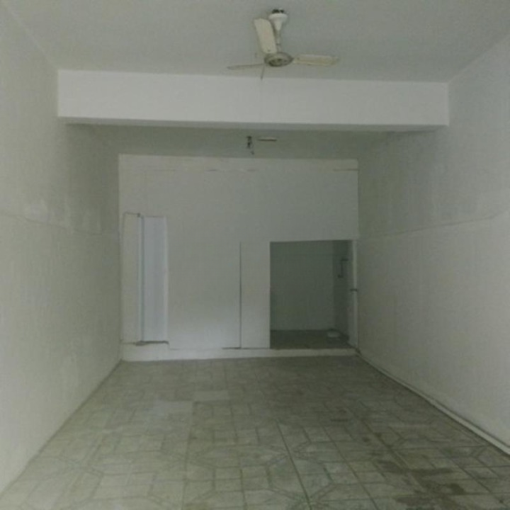 Loja De Calcada em frente a Praca Pinheiro Machado