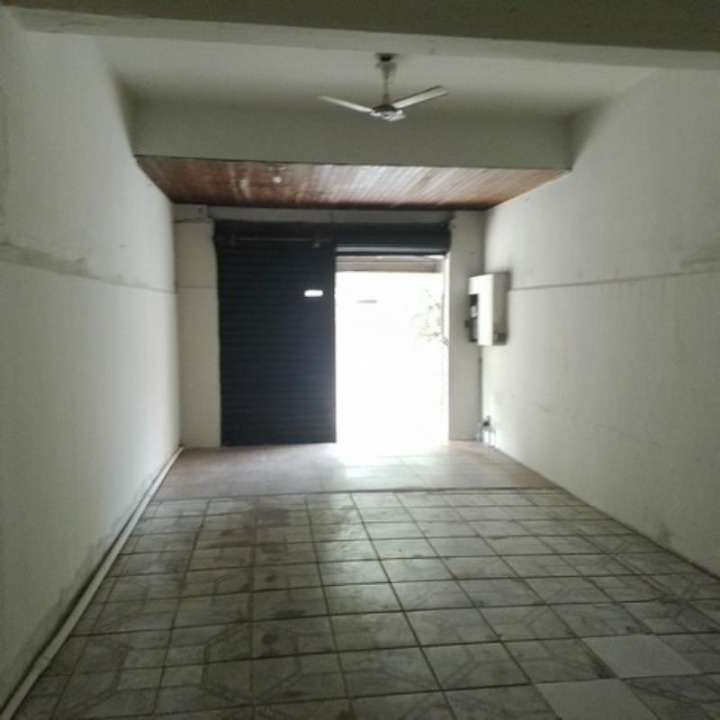 Loja De Calcada em frente a Praca Pinheiro Machado
