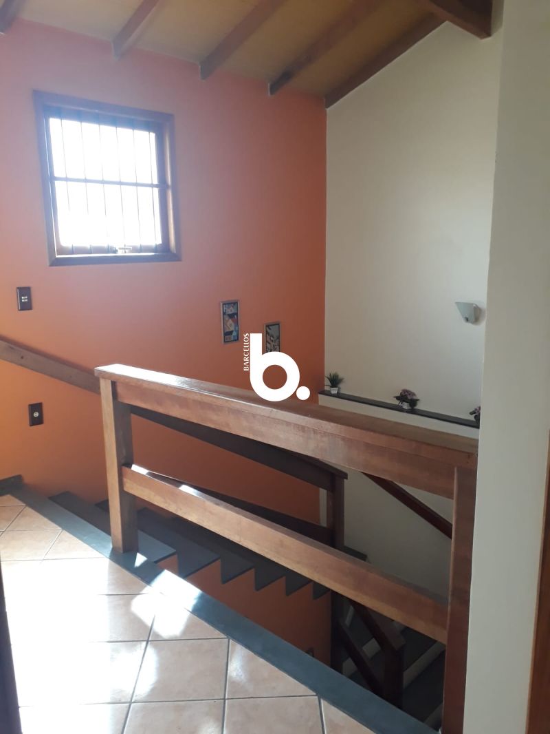 Excelente SOBRADO no bairro Mont Serrat