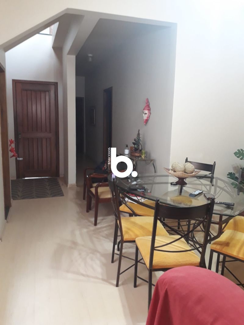 Excelente SOBRADO no bairro Mont Serrat