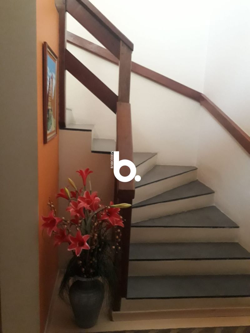 Excelente SOBRADO no bairro Mont Serrat