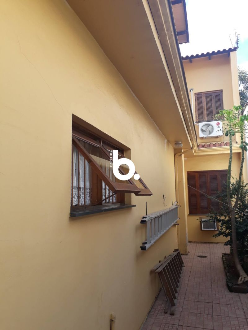 Excelente SOBRADO no bairro Mont Serrat