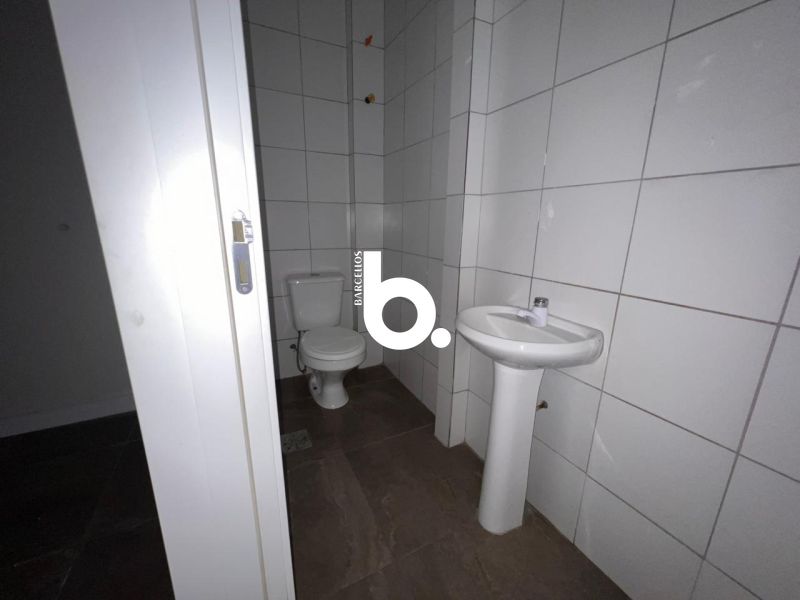 Sala comercial com 79m² de área privativa, localizada na Rua dos Andradas