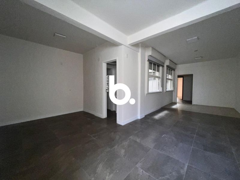 Sala comercial com 79m² de área privativa, localizada na Rua dos Andradas