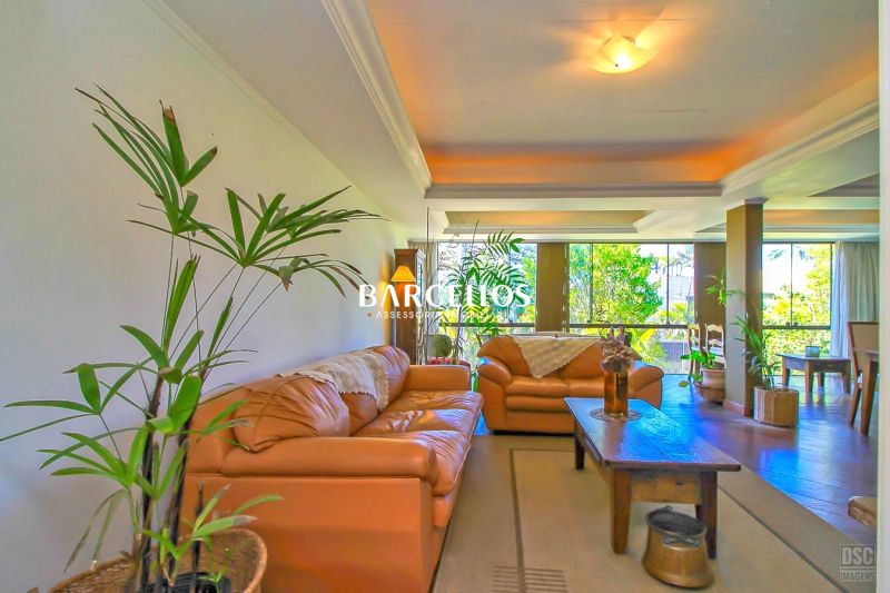 Casa com 3 quartos, 4 banheiros e 280m² à venda no bairro Ipanema, Porto Alegre