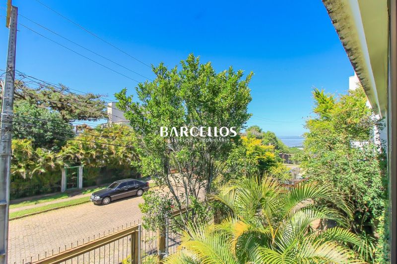 Casa com 3 quartos, 4 banheiros e 280m² à venda no bairro Ipanema, Porto Alegre