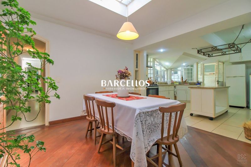 Casa com 3 quartos, 4 banheiros e 280m² à venda no bairro Ipanema, Porto Alegre