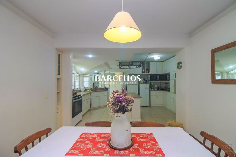 Casa com 3 quartos, 4 banheiros e 280m² à venda no bairro Ipanema, Porto Alegre