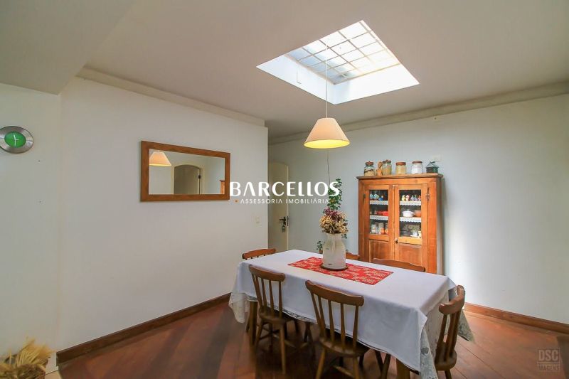 Casa com 3 quartos, 4 banheiros e 280m² à venda no bairro Ipanema, Porto Alegre