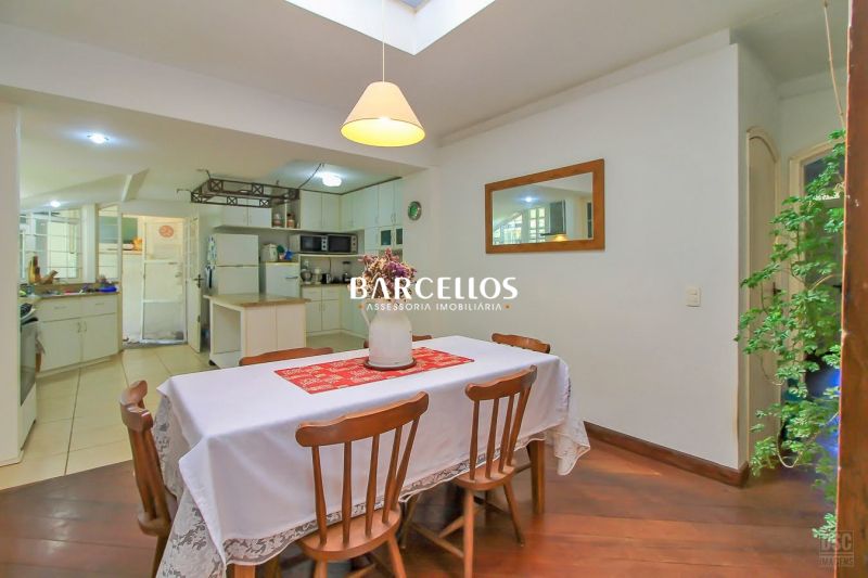 Casa com 3 quartos, 4 banheiros e 280m² à venda no bairro Ipanema, Porto Alegre