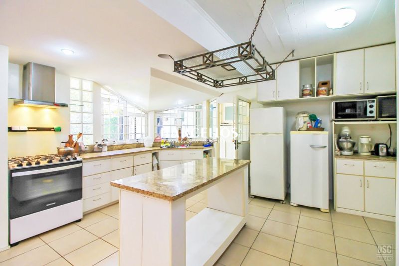 Casa com 3 quartos, 4 banheiros e 280m² à venda no bairro Ipanema, Porto Alegre