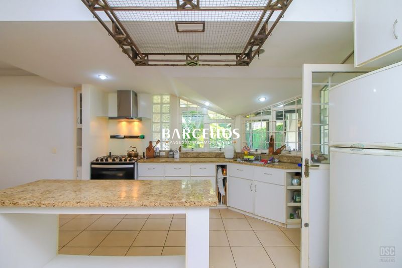 Casa com 3 quartos, 4 banheiros e 280m² à venda no bairro Ipanema, Porto Alegre