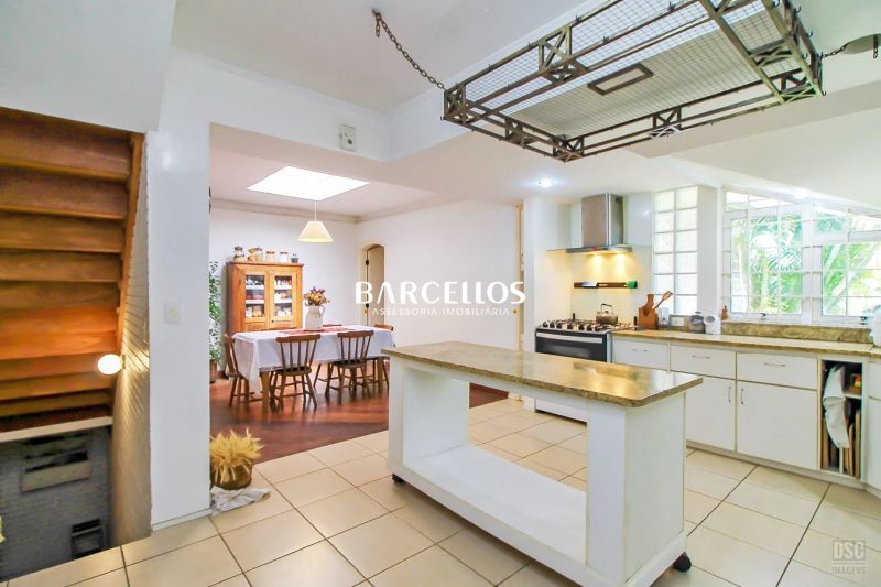 Casa com 3 quartos, 4 banheiros e 280m² à venda no bairro Ipanema, Porto Alegre