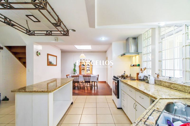 Casa com 3 quartos, 4 banheiros e 280m² à venda no bairro Ipanema, Porto Alegre