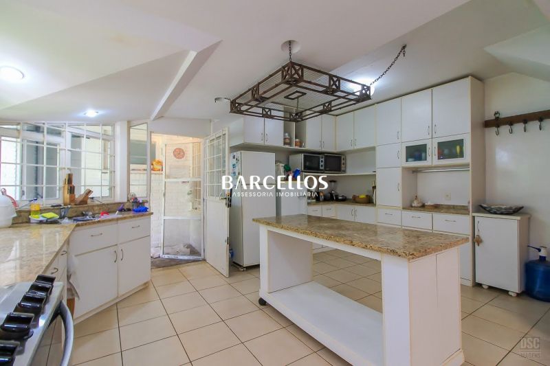 Casa com 3 quartos, 4 banheiros e 280m² à venda no bairro Ipanema, Porto Alegre