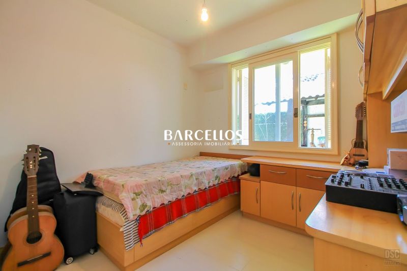 Casa com 3 quartos, 4 banheiros e 280m² à venda no bairro Ipanema, Porto Alegre