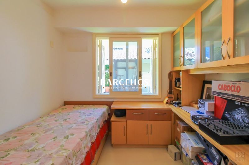 Casa com 3 quartos, 4 banheiros e 280m² à venda no bairro Ipanema, Porto Alegre