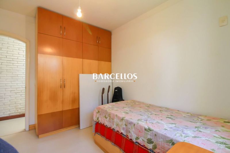 Casa com 3 quartos, 4 banheiros e 280m² à venda no bairro Ipanema, Porto Alegre