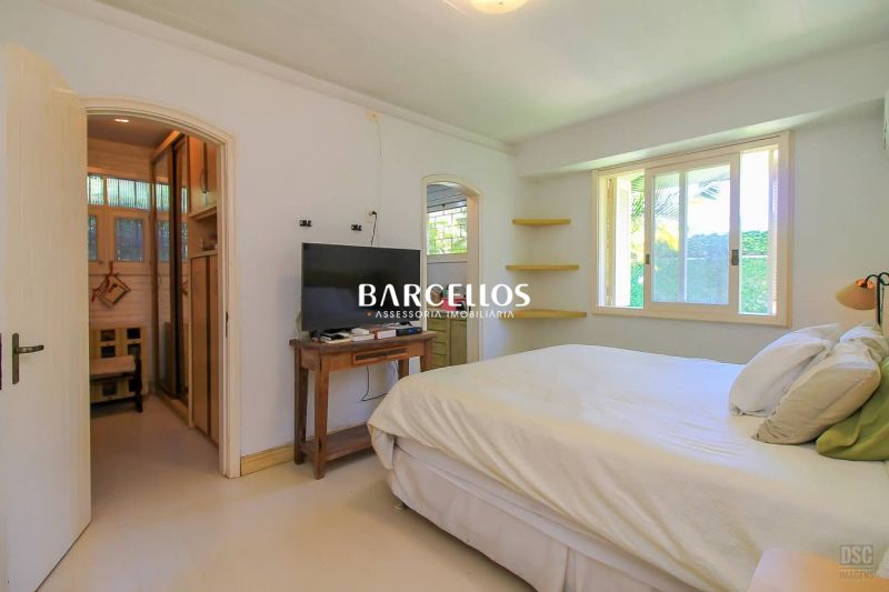 Casa com 3 quartos, 4 banheiros e 280m² à venda no bairro Ipanema, Porto Alegre