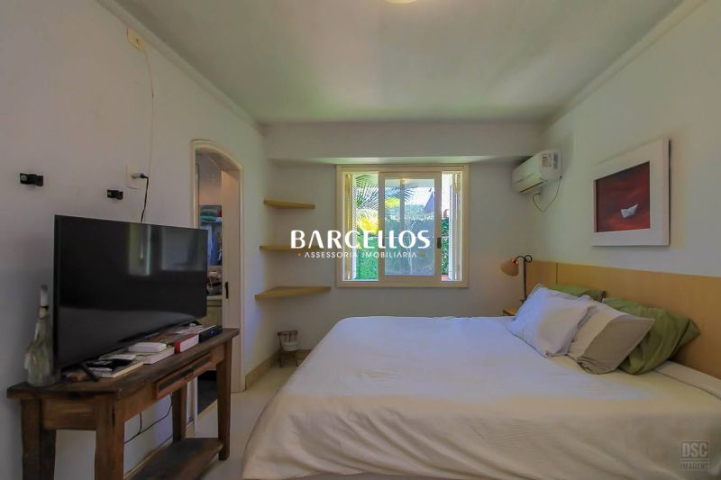 Casa com 3 quartos, 4 banheiros e 280m² à venda no bairro Ipanema, Porto Alegre