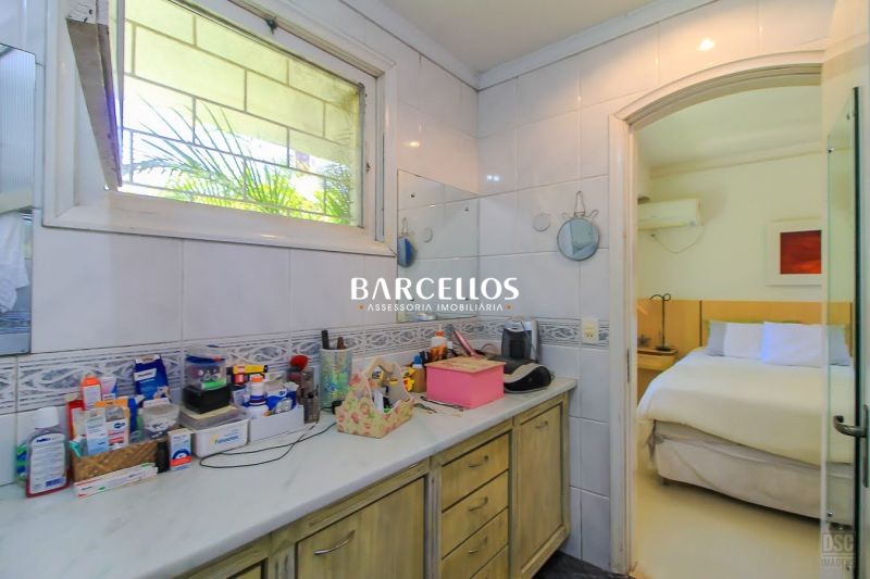 Casa com 3 quartos, 4 banheiros e 280m² à venda no bairro Ipanema, Porto Alegre