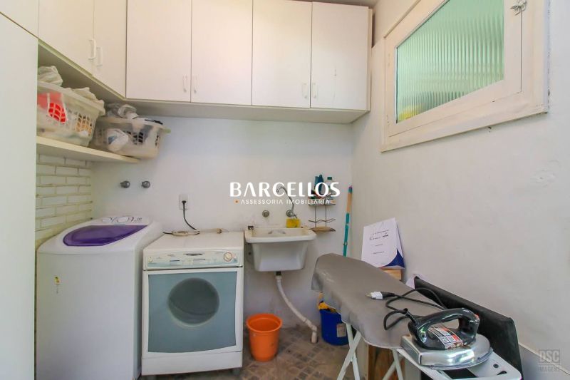 Casa com 3 quartos, 4 banheiros e 280m² à venda no bairro Ipanema, Porto Alegre