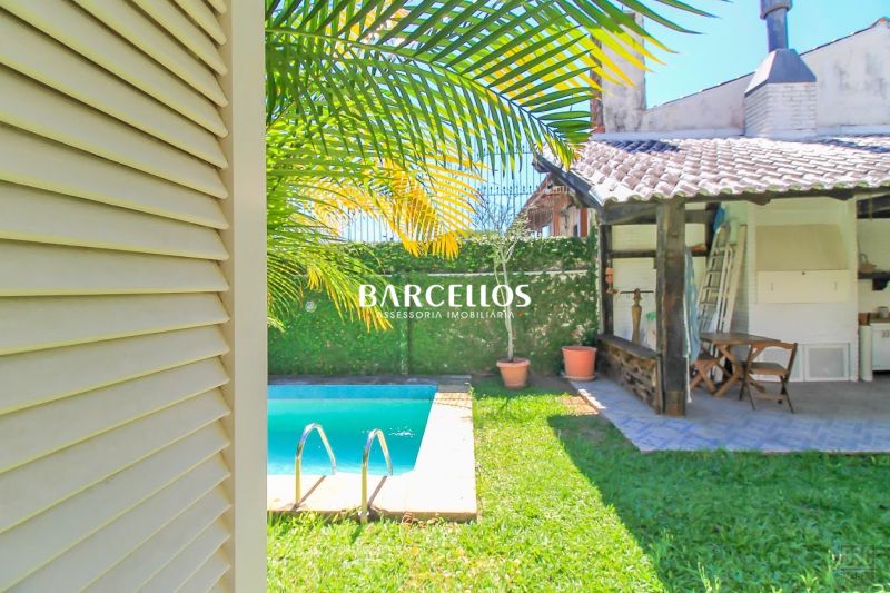 Casa com 3 quartos, 4 banheiros e 280m² à venda no bairro Ipanema, Porto Alegre