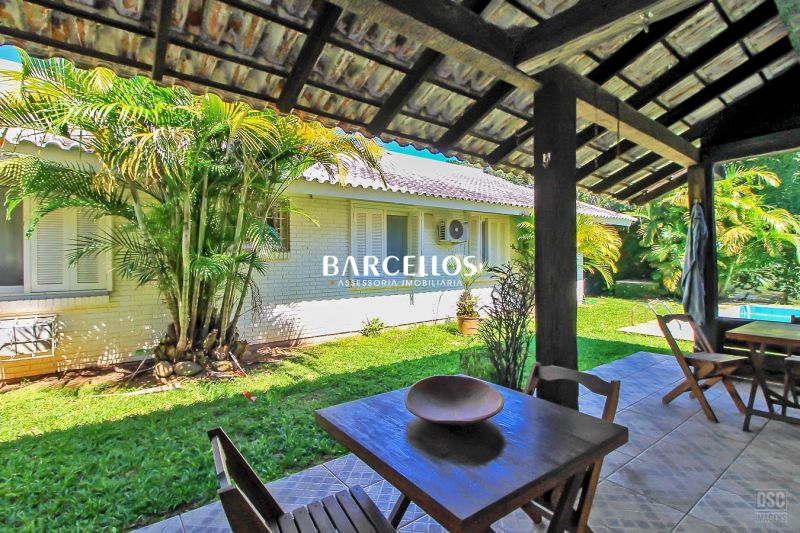 Casa com 3 quartos, 4 banheiros e 280m² à venda no bairro Ipanema, Porto Alegre