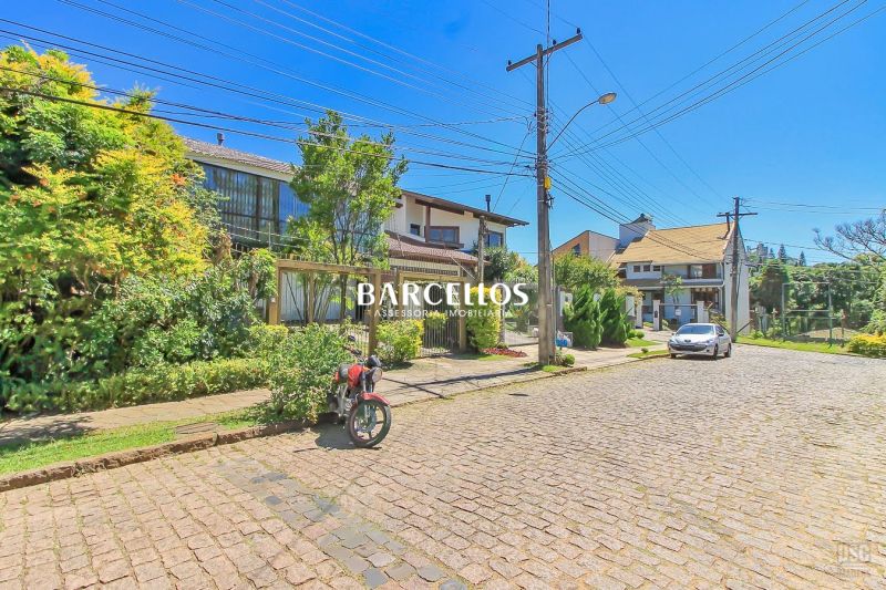 Casa com 3 quartos, 4 banheiros e 280m² à venda no bairro Ipanema, Porto Alegre