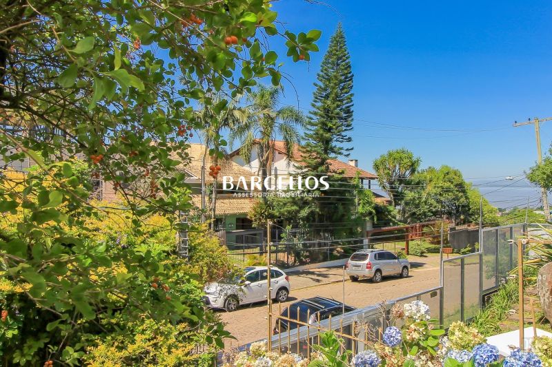Casa com 3 quartos, 4 banheiros e 280m² à venda no bairro Ipanema, Porto Alegre