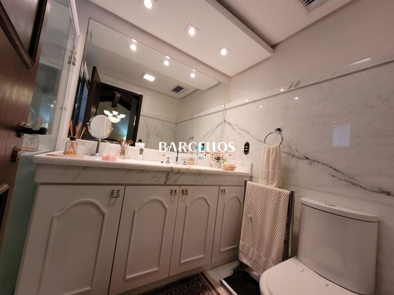 Casa com 3 quartos, 4 banheiros e 430m² à venda no bairro Vila Assuncao, Porto Alegre