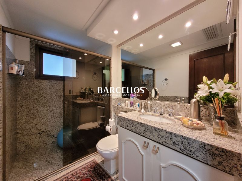 Casa com 3 quartos, 4 banheiros e 430m² à venda no bairro Vila Assuncao, Porto Alegre